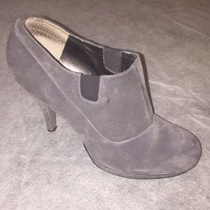 ⭐️⭐️⭐️Nine West Gray Suede Booties